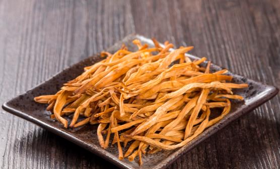 黃花菜被稱為“健腦菜”，好處多，但有禁忌，吃不對(duì)或會(huì)引起中毒