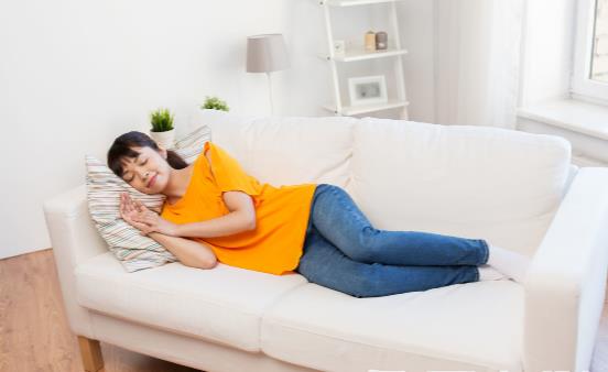 睡得好好的突然感覺一腳踩空 專家帶你揭秘這種癥狀的原因