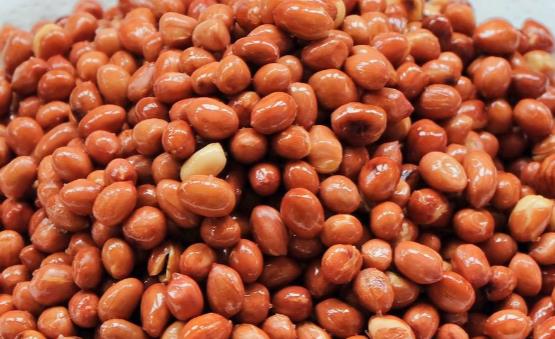 炸花生米時(shí)，別直接下鍋，大廚教你一招，省油又好吃，酥脆不返潮