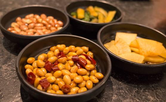 炸花生米時(shí)，別直接下鍋，大廚教你一招，省油又好吃，酥脆不返潮