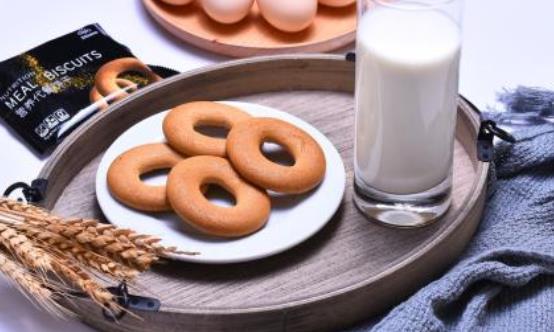 吃代餐餅干減肥的真相 代餐餅干來(lái)輔助減肥的方法