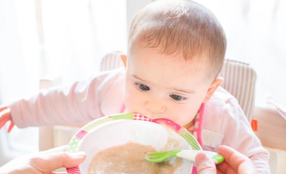 提前添加輔食的危害有哪些 寶寶輔食添加應遵循的原則