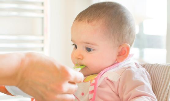 提前添加輔食的危害有哪些 寶寶輔食添加應遵循的原則