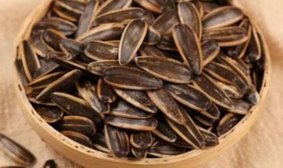 嗑瓜子要當(dāng)心可能會帶來8大危害 瓜子的正確吃法