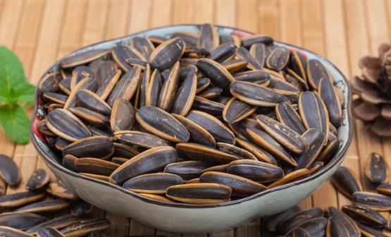 嗑瓜子要當(dāng)心可能會帶來8大危害 瓜子的正確吃法