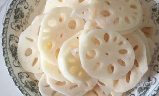 蓮藕華而樸實營養高 蓮藕燉排骨無疑是天作之合