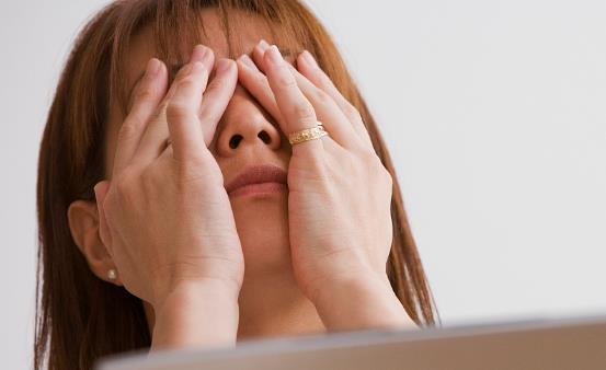 睡前長時間玩手機(jī)的6大危害 長時間玩手機(jī)注意的四點