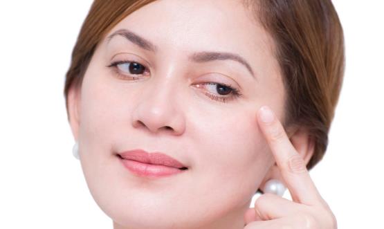 圍觀MM們對眼袋認識的四大誤區 想要去除眼袋應該怎么做