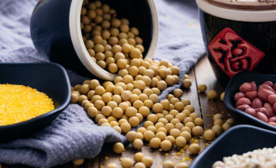 老人補鉀控制血壓預防中風 綠葉菜含鉀賽香蕉