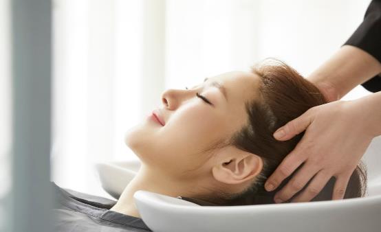 過度護理頭發反而促進脫發 想要擁有烏黑秀發就這樣做