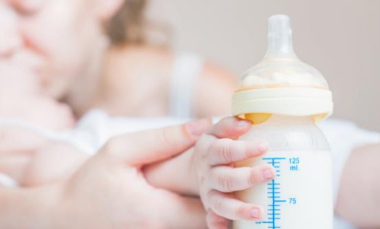 如何挑選新生兒奶瓶 寶寶愛(ài)上吃奶瓶的小妙招