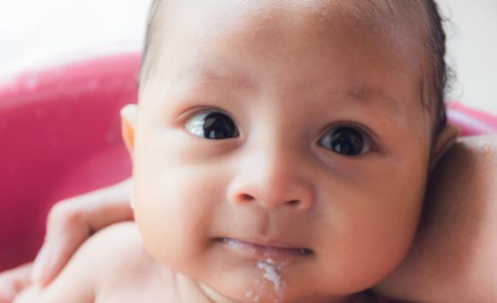 寶寶喝奶之后媽媽會拍嗝嗎7招預防寶寶吐奶，照這樣做就OK!