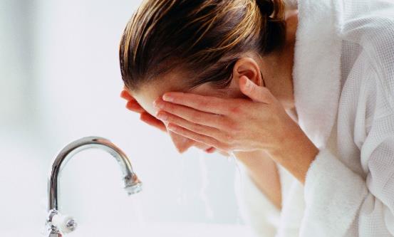 洗臉時(shí)泡泡多就是好嗎 注意洗面奶誤區(qū)