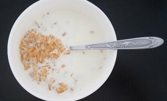 孕中期應(yīng)掌握少吃多餐的原則 推薦6道簡(jiǎn)單的夜宵食譜