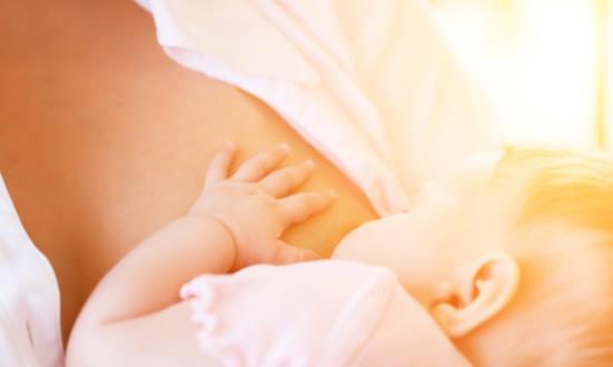 母乳顏色總是變變變 到底什么顏色的母乳最有營(yíng)養(yǎng)