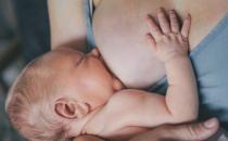 四種喂奶姿勢媽媽可以換著來 媽媽們萬萬不可取的喂奶姿勢