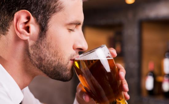 未成年人喝酒有哪些危害 損害大腦影響身體的正常發育