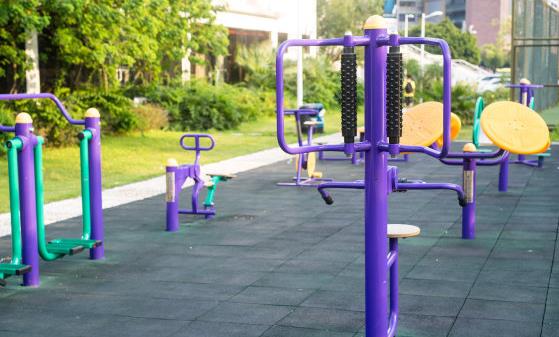 老人正確使用小區健身器材 要量力而行選擇適合自己的