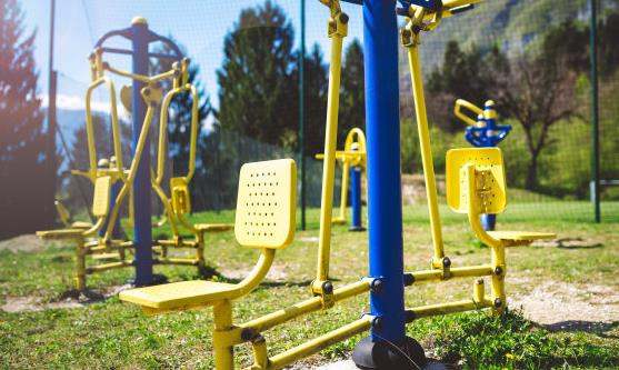 老人正確使用小區健身器材 要量力而行選擇適合自己的