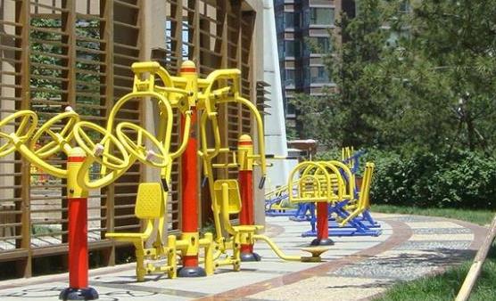 老人正確使用小區健身器材 要量力而行選擇適合自己的