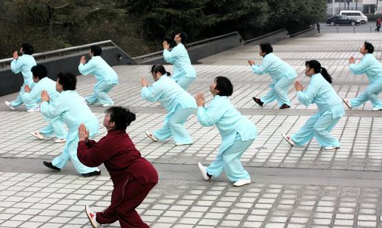 最適合老年人的健身運動 空轉(zhuǎn)呼啦圈健腰椎