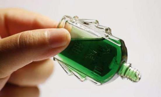 風油精和清涼油都是夏季必備的藥品。平時感冒、頭暈、蚊蟲叮咬都