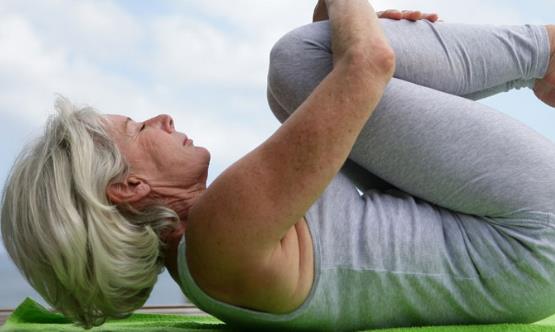 老人練瑜伽能調理心境 練瑜伽的注意事項
