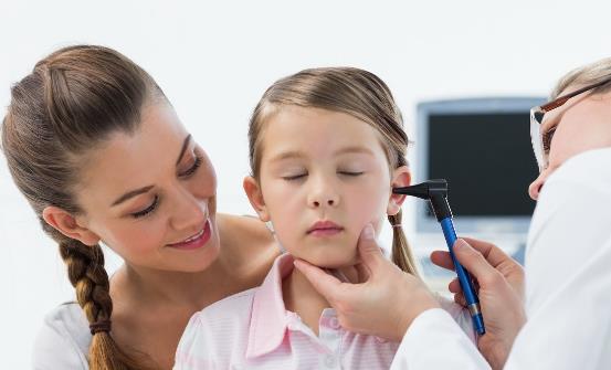 游泳時耳朵進水了別著急 推薦耳內進水后的六個處理方法