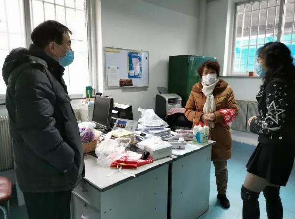 愛心傳遞大連北醫八醫院代表為紅巖社區防疫一線人員送溫暖