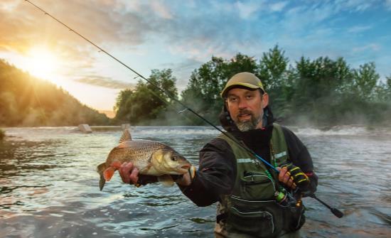 野外釣魚防風小竅門 春季釣魚有訣竅
