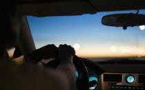 夜間安全開車的十三個要點 夜間行車時燈光使用的誤區