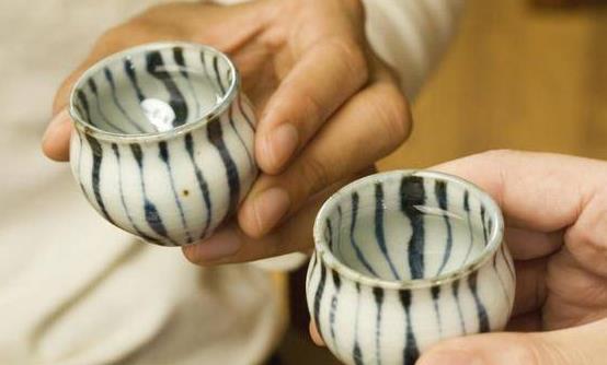 適量喝酒也能帶來益處 飲酒有助預防關節(jié)炎