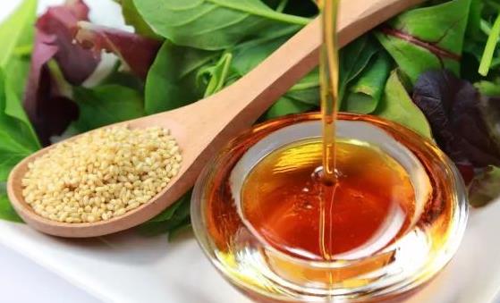 芝麻油的10大功效與作用 不僅滋潤皮膚而且可祛斑