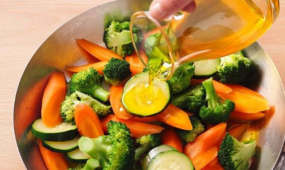 食用亞麻籽油能改善女性經(jīng)前綜合癥 亞麻籽油的食用方法