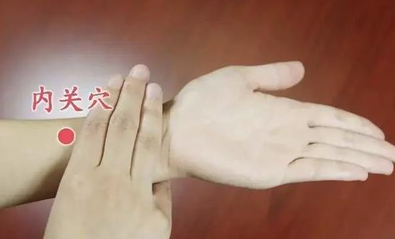 胃疼影響工作和飲食 小妙招來(lái)有效的緩解