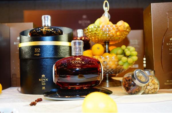 老酒收藏?zé)崂锏拿牵簭堅？裳虐滋m地可雅XO白蘭地