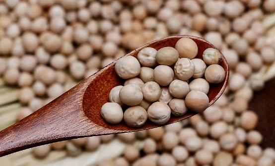 常吃黃豆預防老年癡呆癥 食用黃豆的注意事項
