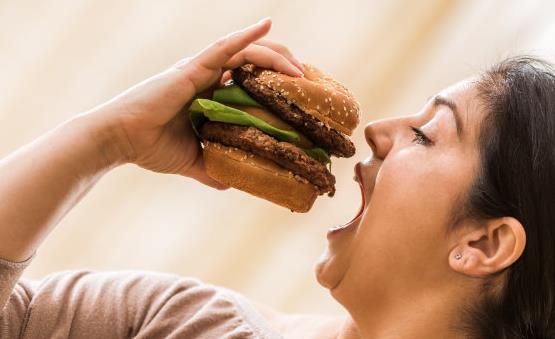 久坐不動是引發便秘的主要原因 中醫治療便秘的偏方