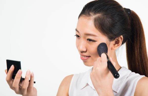 長期睡前玩手機的人，面部若有3癥狀，可能是肝在“吐槽”