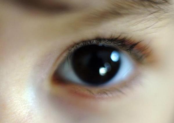 長期睡前玩手機的人，面部若有3癥狀，可能是肝在“吐槽”