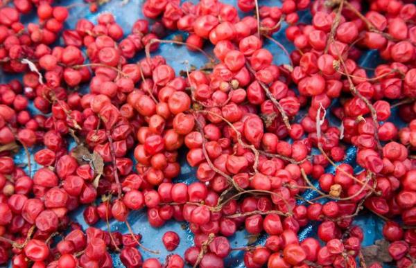 長期睡前玩手機的人，面部若有3癥狀，可能是肝在“吐槽”