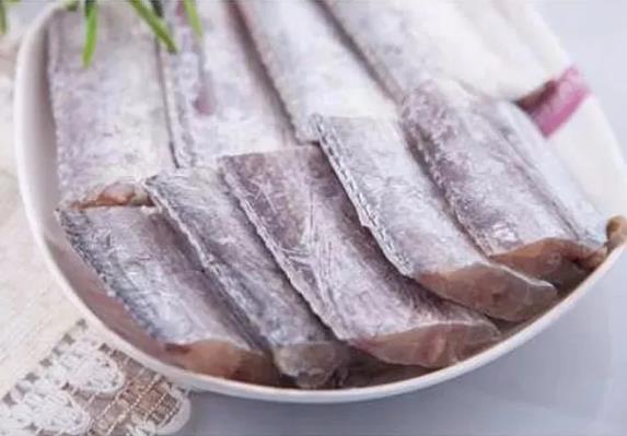 甲醛浸泡過的帶魚一碰熱油就扭曲、炸裂“開花”，千萬別買別吃