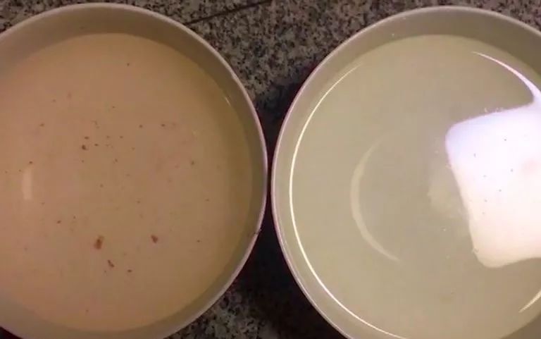 無良商販用色素給三蘇紅魚上色，用手輕輕一摸，手還會被染紅