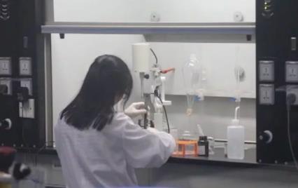 無良商販用色素給三蘇紅魚上色，用手輕輕一摸，手還會被染紅