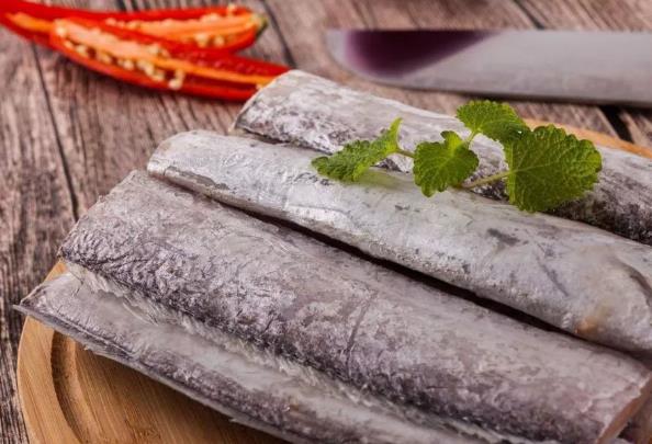 帶魚清洗:解凍、剪去頭部和魚鰭,剪開魚肚切段,掏內臟用水洗凈