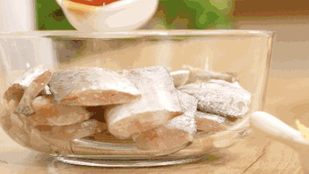 帶魚清洗:解凍、剪去頭部和魚鰭,剪開魚肚切段,掏內臟用水洗凈