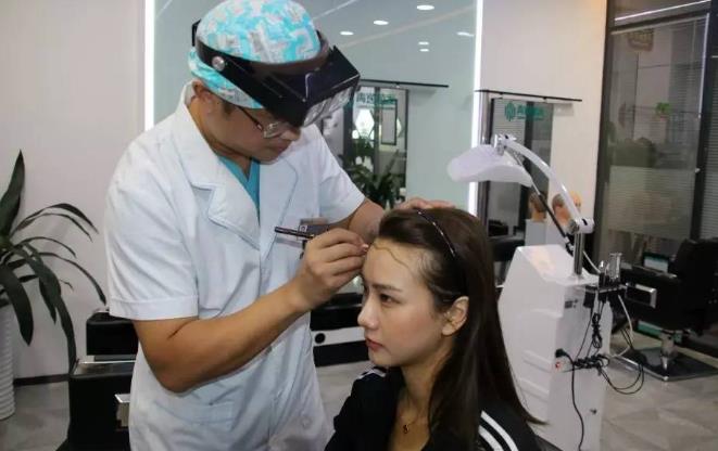 為什么植發效果相差半邊天？廣州青逸植發醫院專家透入原因居然是……