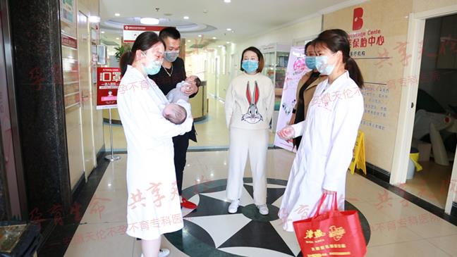 楊女士誕下龍鳳胎，在合肥安徽天倫醫院治療不孕