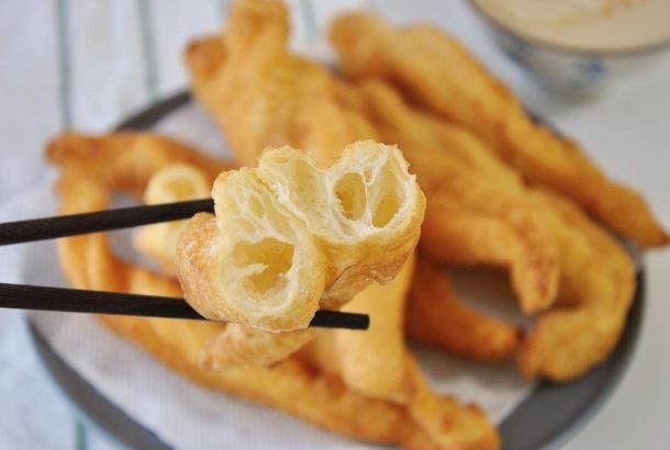 炸油條的面是用冷水還是熱水和面 炸油條的面要醒多長時間