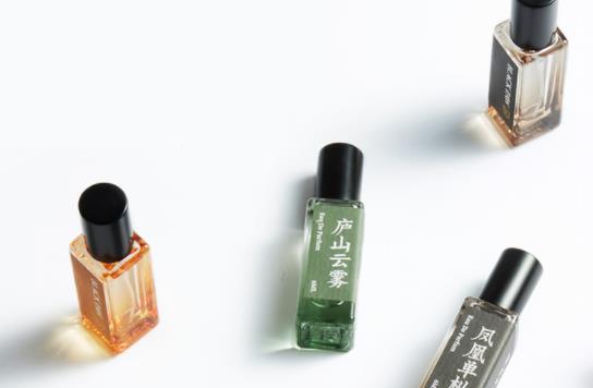 香水噴一下是多少毫升 香水怎么導(dǎo)入另一個瓶